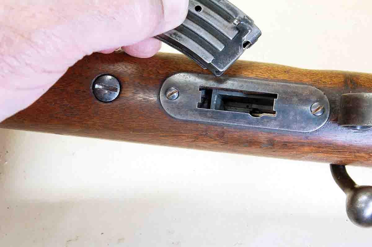 The sheet metal magazine plate on the Winchester M69A looks like it would guide the magazine into place, but it doesn’t.